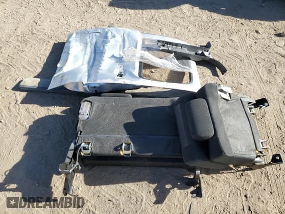 ✅ 2014 Chevrolet Silverado 2500HD LT • VIN: 1GC1CXCG5EF101004 • Lot: 85304134. Wystawiony na Copart z przebiegiem 136 107 mil. Bezpłatny archiwum sprzedaży aukcyjnych z USA i szczegółowy raport historii pojazdu na DreamBid. Zdjęcie 12.