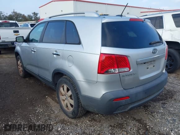 ✅ 2011 Kia Sorento LX • VIN: 5XYKT3A13BG066631 • Lot: 43775015. Wystawiony na IAAI z przebiegiem 160 236 mil. Bezpłatny archiwum sprzedaży aukcyjnych z USA i szczegółowy raport historii pojazdu na DreamBid. Zdjęcie 3.