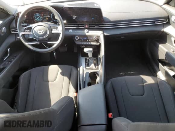 2024 Hyundai Elantra SEL z VIN KMHLM4DG4RU807901, wystawiony jako Copart lot #71158525 z przebiegiem 12 788 mil mil oraz Szkoda całkowita • Salvage title. Historia ofert i sprzedaży dostępna na DreamBid. Obrazek 8.