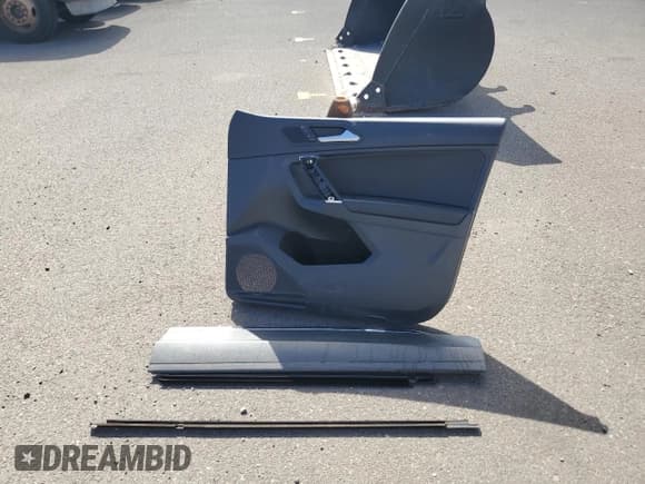 ✅ 2020 Volkswagen Tiguan SE • VIN: 3VV3B7AX0LM092905 • Lot: 81529105. Wystawiony na Copart z przebiegiem 60 130 mil. Bezpłatny archiwum sprzedaży aukcyjnych z USA i szczegółowy raport historii pojazdu na DreamBid. Zdjęcie 13.