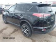 ✅ 2017 Toyota RAV4 LE • VIN: 2T3BFREV3HW629842 • Lot: 42134839. Wystawiony na IAAI z przebiegiem 90 062 mil. Bezpłatny archiwum sprzedaży aukcyjnych z USA i szczegółowy raport historii pojazdu na DreamBid. Zdjęcie 3.