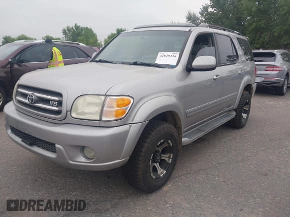 ✅ 2001 Toyota Sequoia Limited • VIN: 5TDBT48A71S034343 • Lot: 42829216. Listed on IAAI with 292,629 mi. Free auction sales archive from the USA and detailed vehicle history report at DreamBid. Image 2.