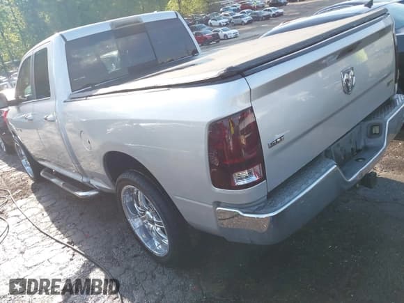 ✅ 2009 Dodge 1500 SLT • VIN: 1D3HB18P99S812135 • Lot: 42036893. Wystawiony na IAAI z przebiegiem 405 152 mil. Bezpłatny archiwum sprzedaży aukcyjnych z USA i szczegółowy raport historii pojazdu na DreamBid. Zdjęcie 3.