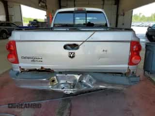 2007 Dodge Dakota ST z VIN 1D7HW28K57S267433, wystawiony jako Copart lot #55449574 z przebiegiem 196 488 mil mil oraz Szkoda całkowita • Salvage title. Historia ofert i sprzedaży dostępna na DreamBid. Obrazek 6.