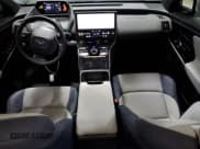 ✅ 2023 Subaru Solterra Premium • VIN: JTMABABA2PA032916 • Lot: 38291984. Wystawiony na Copart z przebiegiem 957 mil. Bezpłatny archiwum sprzedaży aukcyjnych z USA i szczegółowy raport historii pojazdu na DreamBid. Zdjęcie 8.