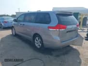✅ 2013 Toyota Sienna L • VIN: 5TDZK3DC3DS348420 • Лот: 42560718. Опубликован ранее на IAAI с пробегом 221 621 миль. Бесплатный доступ к архиву аукционных продаж из США и подробный отчёт об истории автомобиля на DreamBid. Изображение 3.