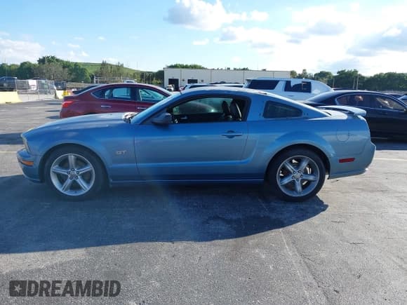 ✅ 2006 Ford Mustang GT Deluxe • VIN: 1ZVFT82H365136022 • Lot: 43614937. Wystawiony na IAAI z przebiegiem 69 894 mil. Bezpłatny archiwum sprzedaży aukcyjnych z USA i szczegółowy raport historii pojazdu na DreamBid. Zdjęcie 14.