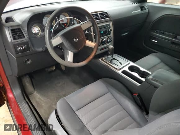 ✅ 2010 Dodge Challenger SE • VIN: 2B3CJ4DV3AH323576 • Lot: 84977794. Wystawiony na Copart z przebiegiem 161 020 mil. Bezpłatny archiwum sprzedaży aukcyjnych z USA i szczegółowy raport historii pojazdu na DreamBid. Zdjęcie 8.