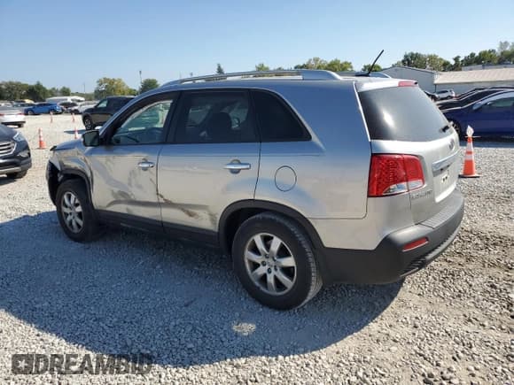 ✅ 2013 Kia Sorento LX • VIN: 5XYKT4A25DG323046 • Лот: 81208655. Опубликован ранее на Copart с пробегом 107 796 миль. Бесплатный доступ к архиву аукционных продаж из США и подробный отчёт об истории автомобиля на DreamBid. Изображение 2.