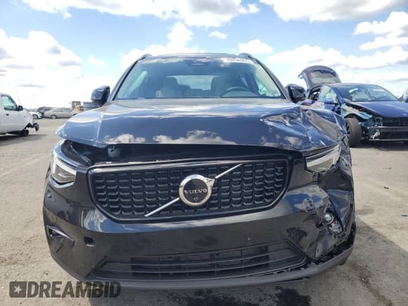 ✅ 2025 Volvo XC40 Plus Dark Theme • VIN: YV4L12UCXS2606193 • Lot: 70298805. Listed on Copart with 1,970 mi. Free auction sales archive from the USA and detailed vehicle history report at DreamBid. Image 5.