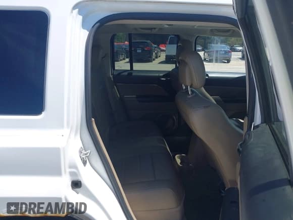 ✅ 2016 Jeep Patriot High Altitude • VIN: 1C4NJRFB8GD707642 • Lot: 42324960. Wystawiony na IAAI z przebiegiem 176 344 mil. Bezpłatny archiwum sprzedaży aukcyjnych z USA i szczegółowy raport historii pojazdu na DreamBid. Zdjęcie 8.