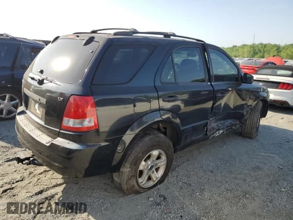 ✅ 2003 Kia Sorento LX • VIN: KNDJD733X35142046 • Лот: 52884115. Опубликован ранее на Copart с пробегом 236 184 миль. Бесплатный доступ к архиву аукционных продаж из США и подробный отчёт об истории автомобиля на DreamBid. Изображение 3.