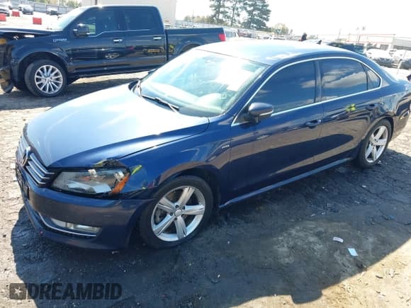 ✅ 2015 Volkswagen Passat S • VIN: 1VWAS7A32FC107572 • Lot: 43460142. Wystawiony na IAAI z przebiegiem 351 171 mil. Bezpłatny archiwum sprzedaży aukcyjnych z USA i szczegółowy raport historii pojazdu na DreamBid. Zdjęcie 2.