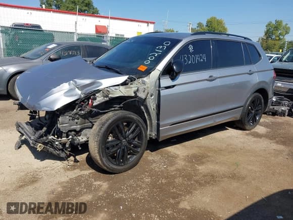 ✅ 2022 Volkswagen Tiguan SE R-Line Black • VIN: 3VV8B7AX0NM002130 • Лот: 43201424. Опубликован ранее на IAAI с пробегом 27 739 миль. Бесплатный доступ к архиву аукционных продаж из США и подробный отчёт об истории автомобиля на DreamBid. Изображение 2.