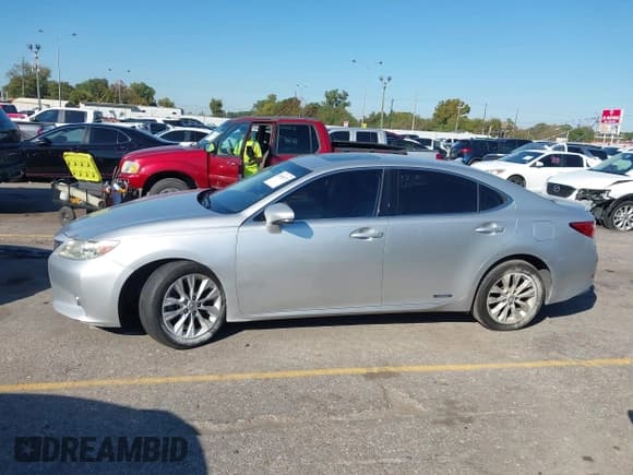 ✅ 2014 Lexus ES 300h • VIN: JTHBW1GG0E2039617 • Lot: 43604173. Wystawiony na IAAI z przebiegiem 173 759 mil. Bezpłatny archiwum sprzedaży aukcyjnych z USA i szczegółowy raport historii pojazdu na DreamBid. Zdjęcie 14.
