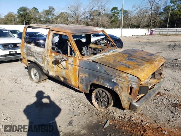 ✅ 1986 Ford Bronco • VIN: 1FMCU14TXGUD18203 • Lot: 47194155. Wystawiony na Copart z przebiegiem Nie podano. Bezpłatny archiwum sprzedaży aukcyjnych z USA i szczegółowy raport historii pojazdu na DreamBid. Zdjęcie 4.