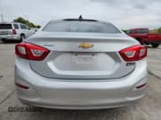 ✅ 2018 Chevrolet Cruze LS • VIN: 1G1BC5SM1J7151072 • Lot: 82407215. Wystawiony na Copart z przebiegiem 64 226 mil. Bezpłatny archiwum sprzedaży aukcyjnych z USA i szczegółowy raport historii pojazdu na DreamBid. Zdjęcie 6.