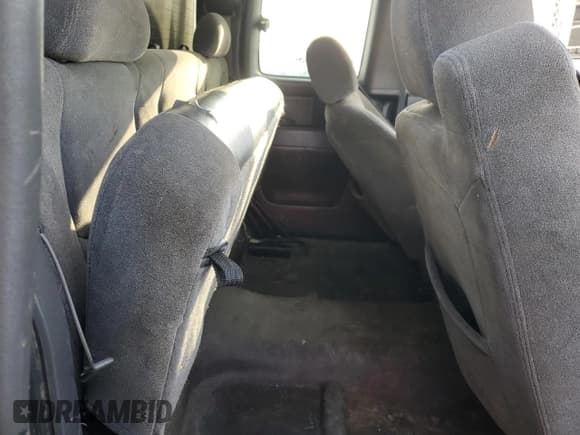 ✅ 2005 Chevrolet Silverado 2500HD LS • VIN: 1GCHK29U15E215511 • Lot: 71245895. Wystawiony na Copart z przebiegiem 319 517 mil. Bezpłatny archiwum sprzedaży aukcyjnych z USA i szczegółowy raport historii pojazdu na DreamBid. Zdjęcie 10.