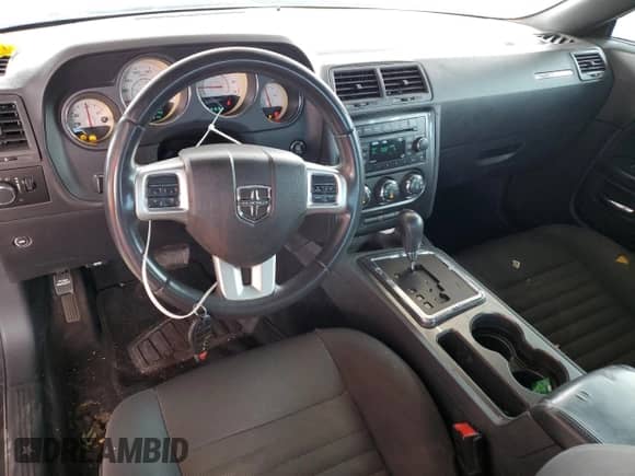 2013 Dodge Challenger SXT z VIN 2C3CDYAG2DH723883, wystawiony jako Copart lot #65486144 z przebiegiem 295 787 mil mil oraz Szkoda całkowita • Salvage title. Historia ofert i sprzedaży dostępna na DreamBid. Obrazek 8.