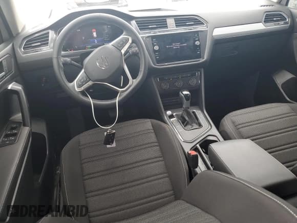 ✅ 2024 Volkswagen Tiguan S • VIN: 3VVRB7AX8RM107315 • Lot: 80452895. Wystawiony na Copart z przebiegiem 31 466 mil. Bezpłatny archiwum sprzedaży aukcyjnych z USA i szczegółowy raport historii pojazdu na DreamBid. Zdjęcie 8.