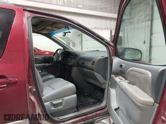 ✅ 1998 Toyota Sienna LE • VIN: 4T3ZF13C4WU062104 • Lot: 43020678. Listed on IAAI with 182,338 mi. Free auction sales archive from the USA and detailed vehicle history report at DreamBid. Image 5.