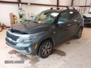 ✅ 2023 Kia Seltos SX • VIN: KNDETCA22P7441290 • Lot: 42925590. Wystawiony na IAAI z przebiegiem 156 056 mil. Bezpłatny archiwum sprzedaży aukcyjnych z USA i szczegółowy raport historii pojazdu na DreamBid. Zdjęcie 2.