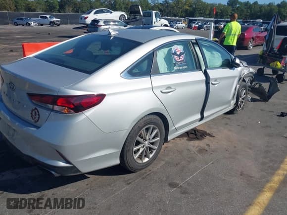 ✅ 2019 Hyundai Sonata SE • VIN: 5NPE24AF4KH788331 • Лот: 43473391. Опубликован ранее на IAAI с пробегом 110 630 миль. Бесплатный доступ к архиву аукционных продаж из США и подробный отчёт об истории автомобиля на DreamBid. Изображение 4.