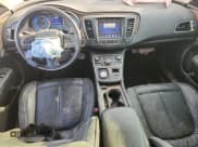 ✅ 2015 Chrysler 200 C • VIN: 1C3CCCCB0FN565805 • Lot: 64078435. Wystawiony na Copart z przebiegiem 104 049 mil. Bezpłatny archiwum sprzedaży aukcyjnych z USA i szczegółowy raport historii pojazdu na DreamBid. Zdjęcie 8.