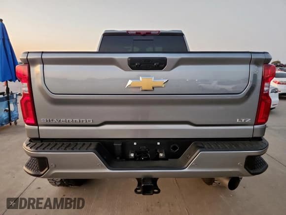 ✅ 2024 Chevrolet Silverado 2500HD LTZ • VIN: 2GC4YPEY0R1173987 • Lot: 86664225. Wystawiony na Copart z przebiegiem 14 504 mil. Bezpłatny archiwum sprzedaży aukcyjnych z USA i szczegółowy raport historii pojazdu na DreamBid. Zdjęcie 6.