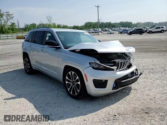 ✅ 2023 Jeep Grand Cherokee Overland • VIN: 1C4RJYD67PC671000 • Lot: 57944125. Wystawiony na Copart z przebiegiem 4 501 mil. Bezpłatny archiwum sprzedaży aukcyjnych z USA i szczegółowy raport historii pojazdu na DreamBid. Zdjęcie 15.