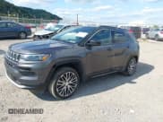 ✅ 2023 Jeep Compass (RED) Edition • VIN: 3C4NJDCN8PT503452 • Lot: 43167566. Wystawiony na IAAI z przebiegiem 128 790 mil. Bezpłatny archiwum sprzedaży aukcyjnych z USA i szczegółowy raport historii pojazdu na DreamBid. Zdjęcie 17.