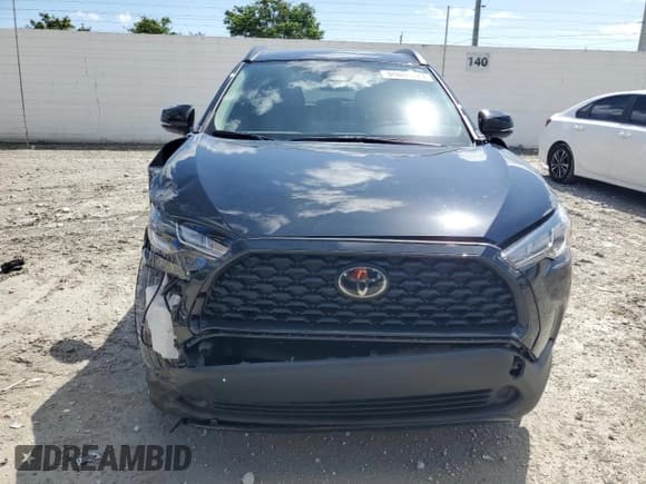 ✅ 2024 Toyota Corolla Cross LE • VIN: 7MUCAAAG7RV093403 • Lot: 80806725. Wystawiony na Copart z przebiegiem 12 152 mil. Bezpłatny archiwum sprzedaży aukcyjnych z USA i szczegółowy raport historii pojazdu na DreamBid. Zdjęcie 5.