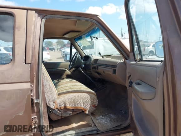 ✅ 1992 Ford F-350 • VIN: 2FTJW36G9NCA34589 • Lot: 42961200. Listed on IAAI with Not provided. Free auction sales archive from the USA and detailed vehicle history report at DreamBid. Image 5.