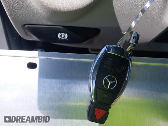 ✅ 2012 Mercedes-Benz C 250 Sport • VIN: WDDGF4HB4CR238949 • Lot: 43285302. Wystawiony na IAAI z przebiegiem 59 176 mil. Bezpłatny archiwum sprzedaży aukcyjnych z USA i szczegółowy raport historii pojazdu na DreamBid. Zdjęcie 11.