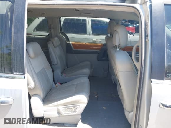 ✅ 2010 Chrysler Town & Country Limited • VIN: 2A4RR7DX3AR381289 • Lot: 42649099. Wystawiony na IAAI z przebiegiem 248 071 mil. Bezpłatny archiwum sprzedaży aukcyjnych z USA i szczegółowy raport historii pojazdu na DreamBid. Zdjęcie 8.