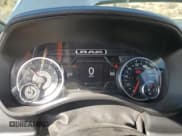 ✅ 2020 Ram 1500 Laramie • VIN: 1C6SRFDT7LN230168 • Lot: 82004415. Wystawiony na Copart z przebiegiem 107 971 mil. Bezpłatny archiwum sprzedaży aukcyjnych z USA i szczegółowy raport historii pojazdu na DreamBid. Zdjęcie 9.