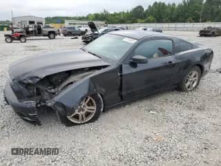 2014 Ford Mustang V6 с VIN 1ZVBP8AM8E5288250, выставлен на аукционе Copart как лот 67745805 с пробегом 135 403 миль миль и Списание • Salvage title. История ставок и продаж доступна на DreamBid. Изображение 1.