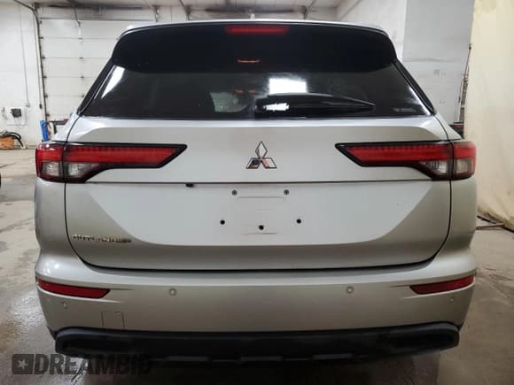 ✅ 2022 Mitsubishi Outlander ES • VIN: JA4J4TA84NZ019663 • Lot: 85297785. Wystawiony na Copart z przebiegiem 32 888 mil. Bezpłatny archiwum sprzedaży aukcyjnych z USA i szczegółowy raport historii pojazdu na DreamBid. Zdjęcie 6.