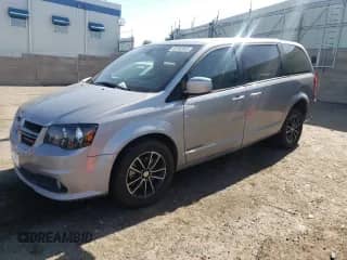 2019 Dodge Grand Caravan GT z VIN 2C4RDGEG9KR556813, wystawiony jako Copart lot #63762645 z przebiegiem 104 034 mil mil oraz Szkoda całkowita • Salvage title. Historia ofert i sprzedaży dostępna na DreamBid. Obrazek 1.