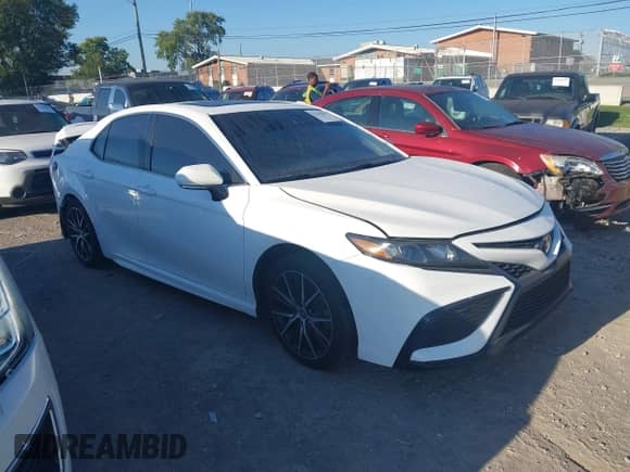 2022 Toyota Camry SE z VIN 4T1G11AK6NU058515, wystawiony jako IAAI lot #43327981 z przebiegiem 52 656 mil mil oraz . Historia ofert i sprzedaży dostępna na DreamBid. Obrazek 1.