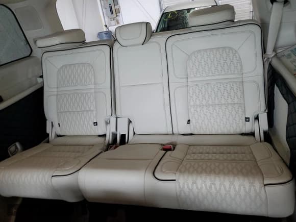 ✅ 2019 Lincoln Navigator Black Label • VIN: 5LMJJ2TT2KEL10927 • Lot: 53637425. Wystawiony na Copart z przebiegiem 100 531 mil. Bezpłatny archiwum sprzedaży aukcyjnych z USA i szczegółowy raport historii pojazdu na DreamBid. Zdjęcie 10.