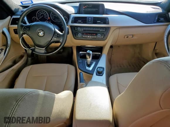 ✅ 2015 BMW 3 Series 320i xDrive • VIN: WBA3C3G52FNS75160 • Lot: 85280365. Wystawiony na Copart z przebiegiem 171 713 mil. Bezpłatny archiwum sprzedaży aukcyjnych z USA i szczegółowy raport historii pojazdu na DreamBid. Zdjęcie 8.