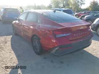 2024 Hyundai Elantra SEL z VIN KMHLM4DG3RU759064, wystawiony jako IAAI lot #43198214 z przebiegiem 12 462 mil mil oraz . Historia ofert i sprzedaży dostępna na DreamBid. Obrazek 3.