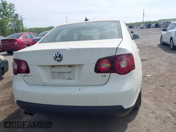 ✅ 2008 Volkswagen Jetta SE • VIN: 3VWRZ71KX8M173889 • Lot: 42062818. Wystawiony na IAAI z przebiegiem Nie podano. Bezpłatny archiwum sprzedaży aukcyjnych z USA i szczegółowy raport historii pojazdu na DreamBid. Zdjęcie 15.