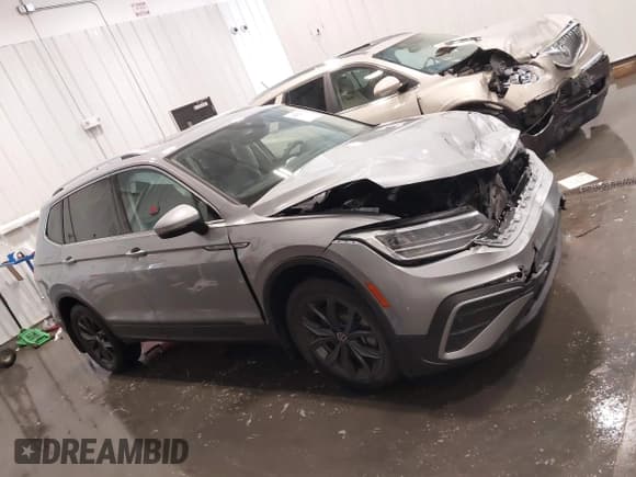 ✅ 2022 Volkswagen Tiguan SE • VIN: 3VV2B7AXXNM059957 • Lot: 42092196. Wystawiony na IAAI z przebiegiem 37 294 mil. Bezpłatny archiwum sprzedaży aukcyjnych z USA i szczegółowy raport historii pojazdu na DreamBid. Zdjęcie 13.