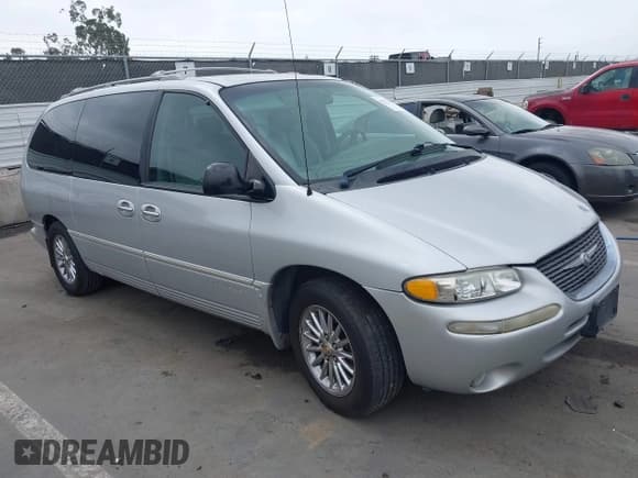✅ 2000 Chrysler Town & Country Limited • VIN: 1C4GP64L0YB525450 • Lot: 42272022. Listed on IAAI with 216,547 mi. Free auction sales archive from the USA and detailed vehicle history report at DreamBid. Image 1.