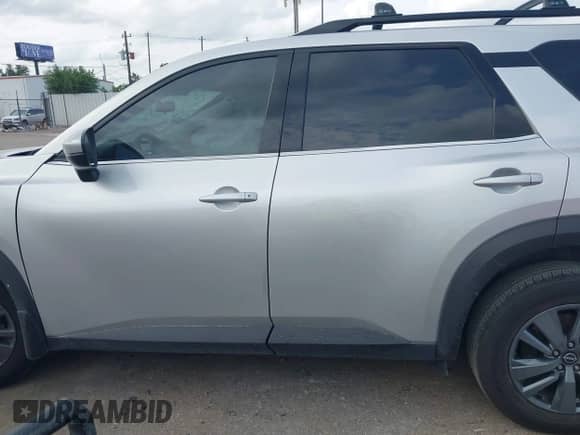 2024 Nissan Pathfinder SV z VIN 5N1DR3BB1RC254881, wystawiony jako IAAI lot #42138400 z przebiegiem 22 982 mil mil oraz . Historia ofert i sprzedaży dostępna na DreamBid. Obrazek 14.