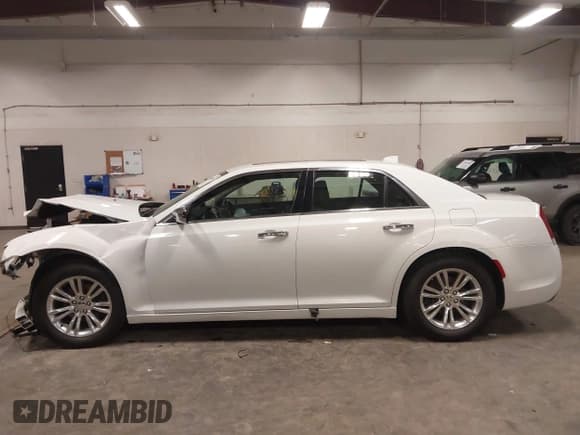 ✅ 2017 Chrysler 300 C • VIN: 2C3CCAEG4HH596564 • Lot: 43489025. Wystawiony na IAAI z przebiegiem 139 524 mil. Bezpłatny archiwum sprzedaży aukcyjnych z USA i szczegółowy raport historii pojazdu na DreamBid. Zdjęcie 15.