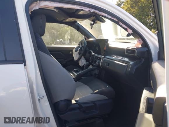 ✅ 2024 Toyota Tacoma Limited • VIN: 3TMLB5JN1RM071698 • Lot: 43390709. Wystawiony na IAAI z przebiegiem 25 477 mil. Bezpłatny archiwum sprzedaży aukcyjnych z USA i szczegółowy raport historii pojazdu na DreamBid. Zdjęcie 5.