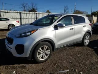 ✅ 2018 Kia Sportage LX • VIN: KNDPM3AC0J7307724 • Lot: 90320585. Wystawiony na Copart z przebiegiem 155 887 mil. Bezpłatny archiwum sprzedaży aukcyjnych z USA i szczegółowy raport historii pojazdu na DreamBid. Zdjęcie 1.